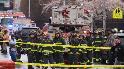 Funcionarios del Departamento de Policía y Bomberos de la ciudad de Nueva York en la escena de un tiroteo múltiple reportado en una estación del Metro