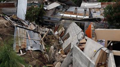 Familias observan los daños dejados por las lluvias, hoy en la colonia guillen, Tegucigalpa (Honduras).