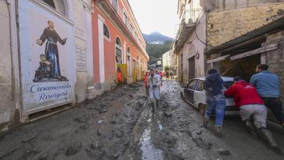 Voluntarios limpian lodo y escombros tras el deslizamiento de tierra en Casamicciola, en la isla de Ischia, Italia, este 1 de diciembre. EFE