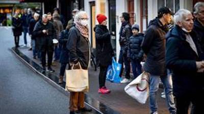 La aparición de la variante ómicron de coronavirus ha despertado nuevamente la preocupación sobre el futuro de la economía en el mundo.