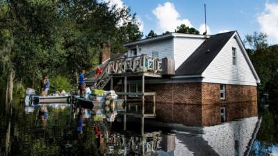 Varias comunidades costeras en Carolina del Sur continúan inundadas diez días después del paso del huracán Florence, que causó la muerte de al menos 34 personas y daños estimados en miles de millones de dólares en la costa sureste de EEUU.