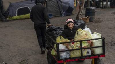 Los migrantes que permanecen en el campamento de Matamoros comenzaron a recibir pulseras para ser censados y agendar su cita en una corte de EEUU./AFP.