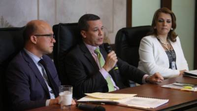 La comisión de selección en conferencia de prensa ayer.