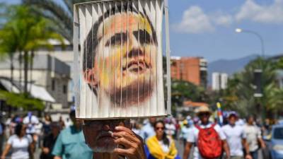 Un partidario del líder opositor venezolano y autoproclamado presidente en funciones, Juan Guaido, en una marcha en Caracas. AFP