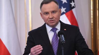 El presidente de Polonia, Andrzej Duda, se reunió con la vicepresidenta estadounidense Kamala Harris para asegurar ayuda humanitaria para los refugiados ucranianos en su país.