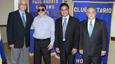 Los homenajeados Francisco Herrera, Amancio López y Óscar René Castillo con el presidente rotario Carlos Bueso.