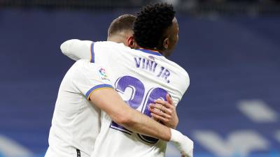 Benzema y Vinicius se dieron un gran abrazo tras ser las figuras del Real Madrid ante Valencia.