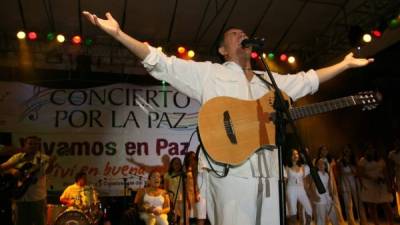 La melodía 'Recuperemos la paz' interpretada por Guillermo Anderson, cantautor hondureño.