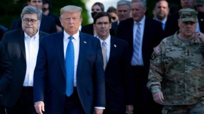 El presidente Donald Trump camina junto al general William Barr y el secretario de Defensa de EEUU, Mark Esper. Foto: AFP