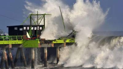 Las inmensas olas registradas en los últimos días fueron ocasionadas por el fenómeno conocido como el mar de fondo.
