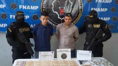 Los detenidos son Hennet Alexander Villanueva Gerezano (18), apodado 'Hennet' y Dennis David Dubon Mateo (29), alías 'El Plaga'.