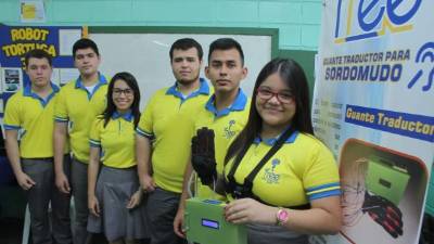 Los chicos de tercero de bachillerato en Electrónica elaboraron un guante para sordomudos. Fotos: Cristina Santos.