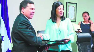 Roberto Cardona, director general de Marina Mercante, y Miriam Guzmán, titular de la DEI, en la firma del acuerdo.
