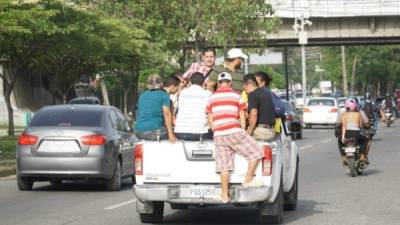 Los hondureños tuvieron que recurrir a pedir aventón a carros de paila para regresar a sus casas.