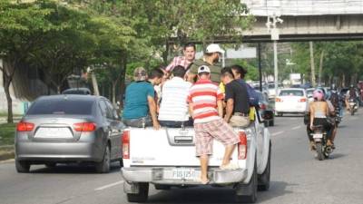 Los hondureños tuvieron que recurrir a pedir aventón a carros de paila para regresar a sus casas.