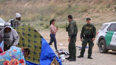 Patrulla Fronteriza y la Oficina de Aduanas y Protección Fronteriza (CBP) desalojan campamento de migrantes en San Diego.