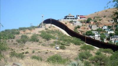 Agentes de la Patrulla Fronteriza (CBP) patrullan la valla fronteriza en el sector de Tucson, Arizona. EFE/Archivo