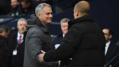 José Mourinho y Pep Guardiola se saludaron de manera amigable. Foto AFP