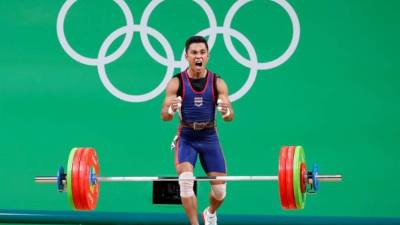 Sinfest Kraithong compite durante el evento de levantamiento de pesas 56kg masculino en los Juegos Olímpicos Río 2016 en Río de Janeiro. EFE
