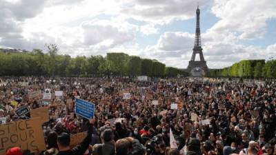 Miles de personas participaron hoy pacíficamente en Estados Unidos, Alemania, París, Londres y en una veintena de ciudades en las manifestaciones silenciosas convocadas para protestar contra la discriminación, el racismo y la violencia policial en respuesta al caso del asesinato del afroamericano George Floyd en Mineápolis. AFP