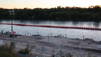 Paso por el río Bravo en Texas, con las boyas instaladas por el gobierno de ese estado.
