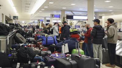 Vuelos cancelados en aeropuertos estadounidenses han dejado varados a miles de pasajeros que se preparan para viajar en las fiestas de fin de año.