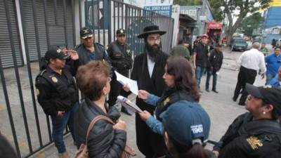 Fiscalía muestran la orden de allanamiento para ingresar a las viviendas de una comunidad judía en la zona 9 en Guatemala. Foto tomada de Prensa Libre.
