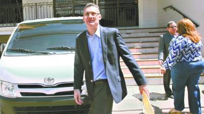 El magistrado de la Sala de lo Penal, Jacobo Cálix, salió sonriente después de someterse a la prueba.