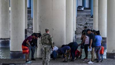 Texas desplegó a la Guardia Nacional en la frontera sur para frenar la ola migratoria que se incrementa en EEUU.