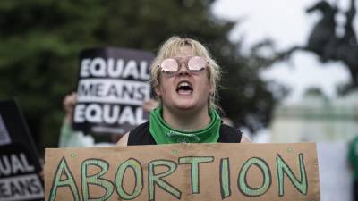 Activistas contra el aborto se manifiestan en Washington contra la prohibición a la interrupción del embarazo.