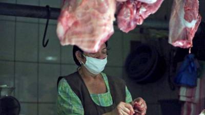 El Gobierno de Honduras ha comenzado reactivar de manera gradual la débil economía del país, mientras el pico de la pandemia del coronavirus sigue en ascenso y en vigor un toque de queda que, dos meses después de haber sido impuesto, tiene desesperada por regresar al trabajo a la mayoría de la población. Foto: EFE