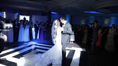 La pista en blanco y negro enmarcó el primer baile de los novios, ahora como esposos.