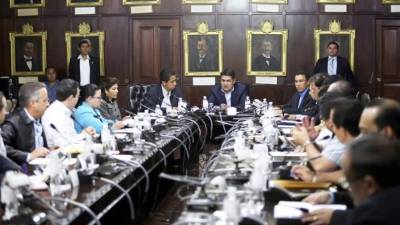 El presidente de Honduras, Juan Orlando Hernández, en reunión junto a sus ministros.