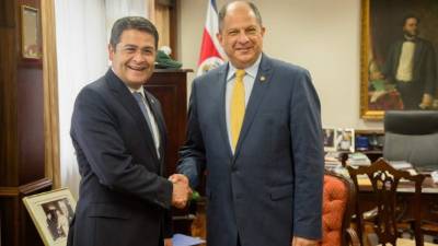 Luis Guillermo Solís y Juan Orlando Hernández se reunieron en Casa Presidencial de Costa Rica.