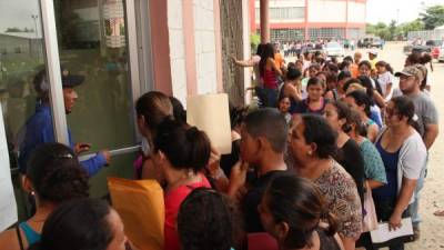Cientos de personas esperan ingresar a las oficinas administrativas del Intae. Foto: Jorge Monzón.
