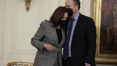 Douglas Emhoff junto a la vicepresidenta de Estados Unidos, Kamala Harris, durante una reunión en la Casa Blanca.