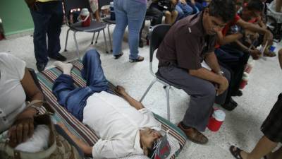 Aunque no puede caminar, debe ir por su medicina personalmente.