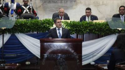 Momento en el que el presidente Hernández comparecía ante el Congreso Nacional en el inicio de la II Legislatura.