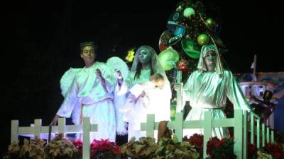 El desfile tuvo lugar a pocas horas de la Nochebuena y en él predominaron canciones y motivos navideños.