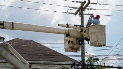 Cuadrilla de la Enee cambia lámparas del servicio de alumbrado público.