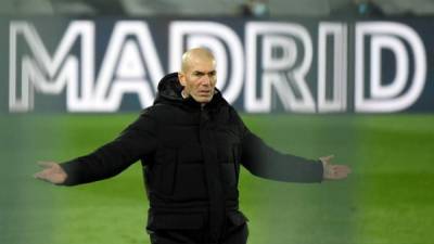 El entrenador francés del Real Madrid, Zinedine Zidane, hace un gesto al margen durante el partido de fútbol de la liga española ante el Atlético de Madrid.