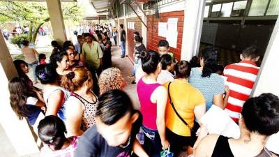 Enorme fila se formó ayer desde las 6:00 am en busca de un cupo en el José Trinidad Reyes, el de mayor demanda de alumnos en la ciudad. Foto: Wendell Escoto.
