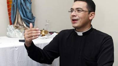 El padre Henry Asterio Rodríguez está asignado a la parroquia Santa Cruz, en la colonia Tara, donde nació su vocación.