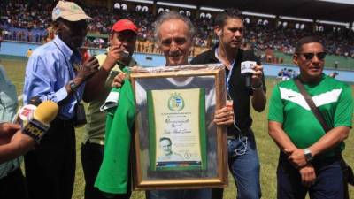 Momento en el que el sacerdote recibía un reconocimiento del FC Juticalpa.