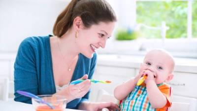 Acompañe a su bebé a comer.