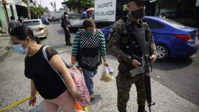 San Salvador registró grandes aglomeraciones de personas en mercados y centros comerciales este fin de semana./EFE.