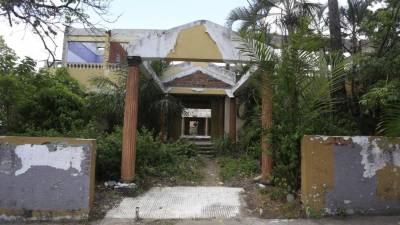 El antiguo edificio del Casino Sampedrano en el bulevar Morazán es un criadero de zancudos. FOTO: Moisés Valenzuela.