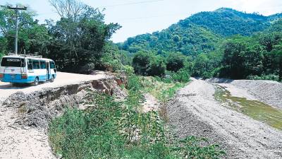 Las tormentas Eta y Iota provocaron que la quebrada Chasnigua se desbordara y destruyó la carretera principal desde El Calán hasta El Marañón.
