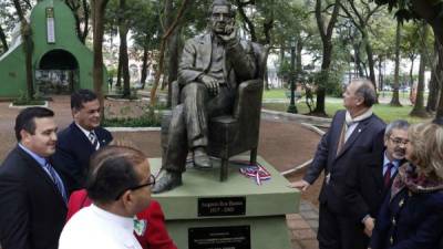 Vista de la estatua del escritor paraguayo augusto Roa Bastos descubierta en una plaza de Asunción (Paraguay), el pasado martes 6 de junio de 2017. EFE