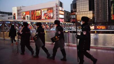 La policía china patrulla las principales ciudades para detener a los ciudadanos que no cumplen con las medidas de la cuarentena./AFP.